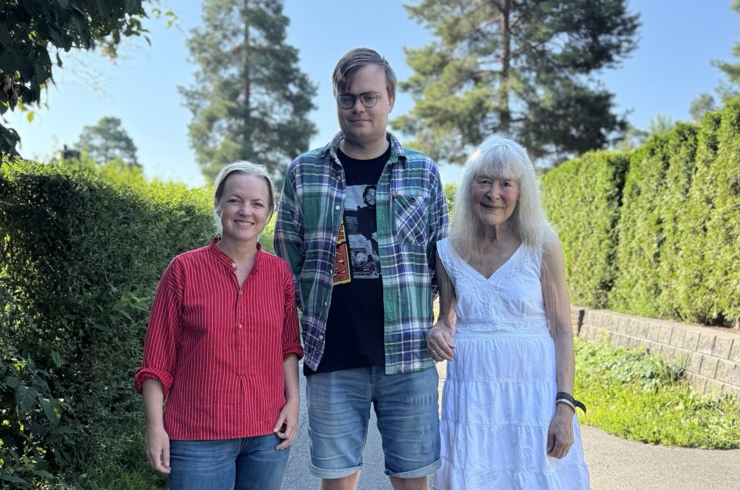 Fotografi. Kommunestyregruppa til SV på Nesodden. Fra venstre: Hvit kvinne med rød skjorte, hvit mann med briller og rutete skjorte, hvit, eldre kvinne med hvit kjole.
